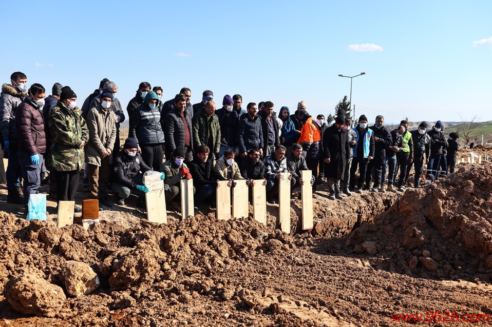 土耳其人人在坟场怀念遭难者（贵府图）